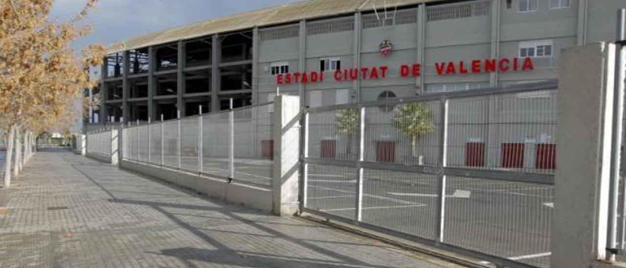 Valla de la parcela municipal que es utilizada como aparcamiento privado del estadio Ciutat de València.