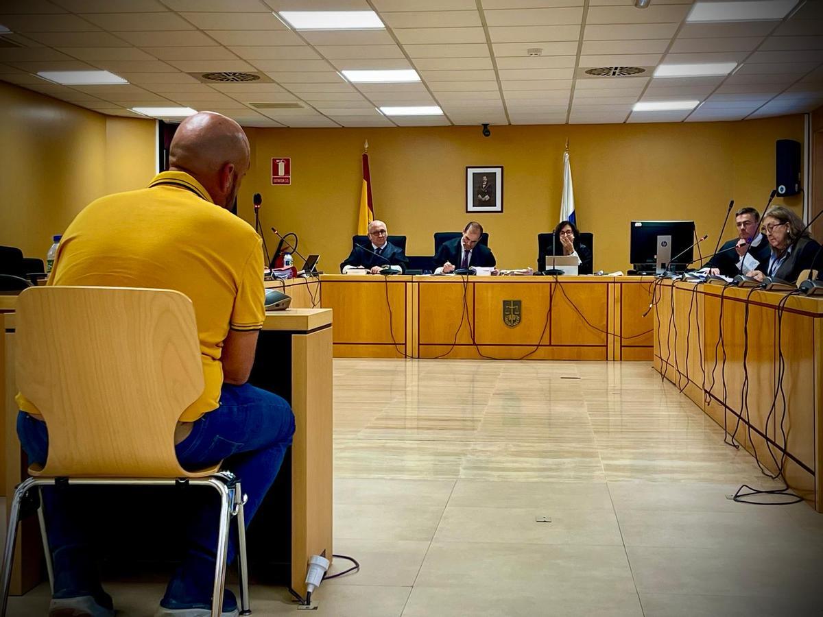 El acusado por la supuesta violación de una turista en el sur de Tenerife, durante el juicio celebrado en la Audiencia Provincial de Santa Cruz de Tenerife.