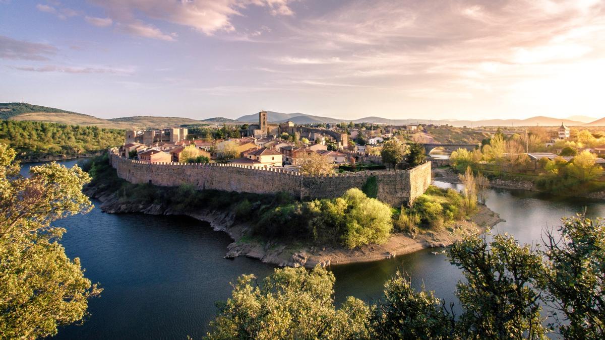 El pueblo a una hora de Madrid que está en una isla medieval en medio de la naturaleza