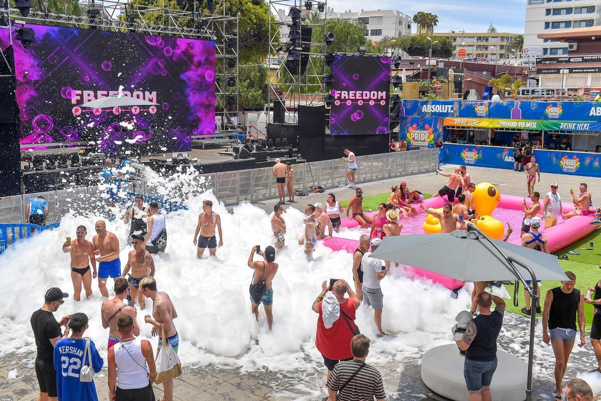 Fiesta de la espuma en el Maspalomas Pride 2024