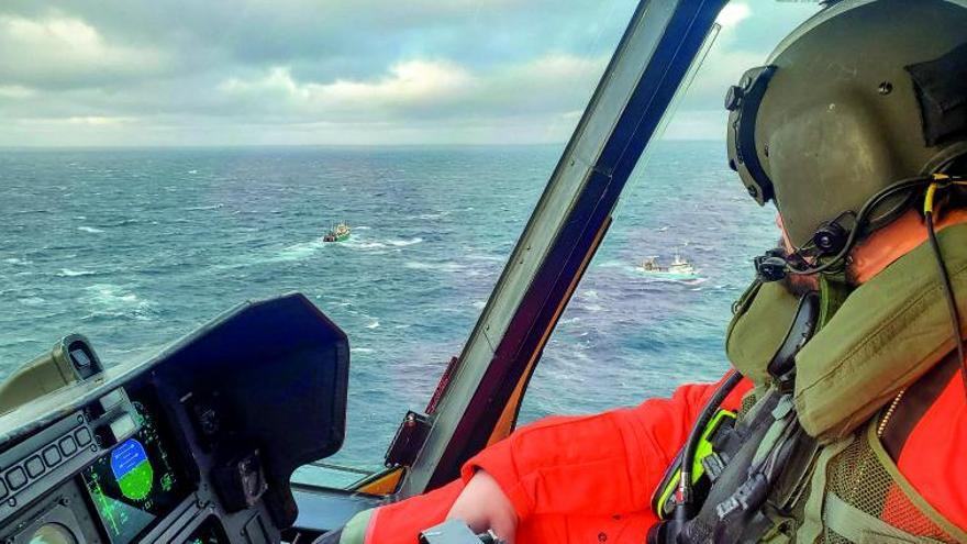 Los buques 
‘Novo Virgem 
da Barca’ y ‘Playa 
Menduiña Dos’, 
vistos desde un 
helicóptero de 
Canadá.   | // JRCC