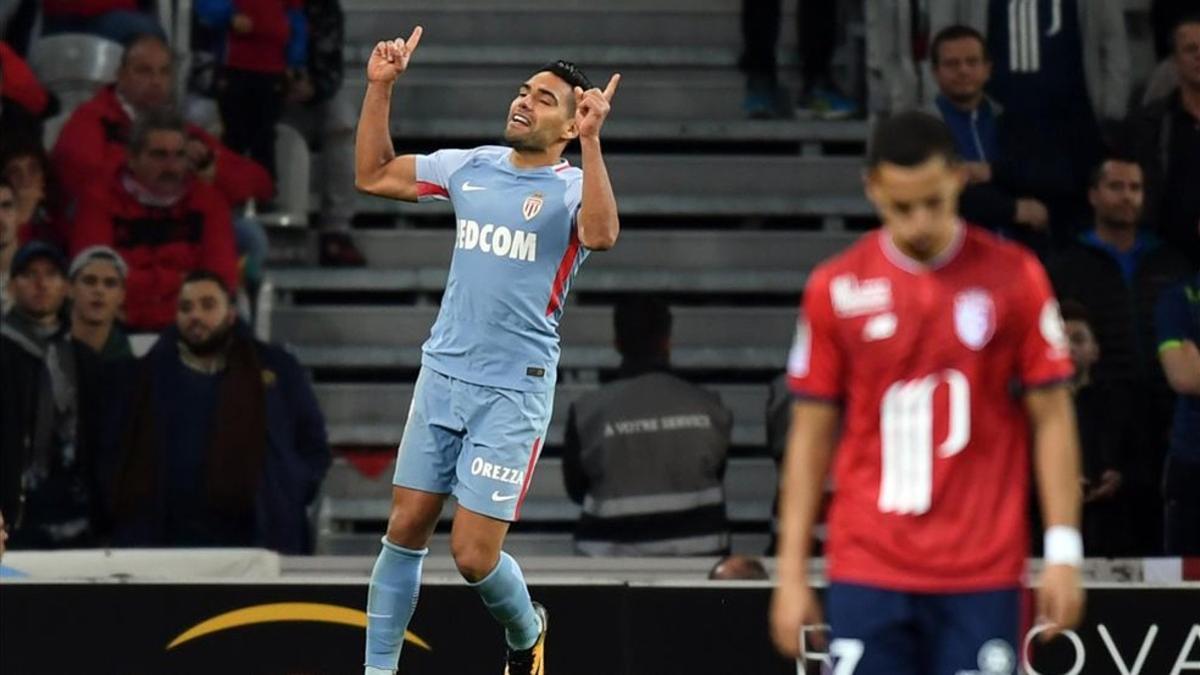 Falcao celebra uno de los dos goles que le marcó al Lille