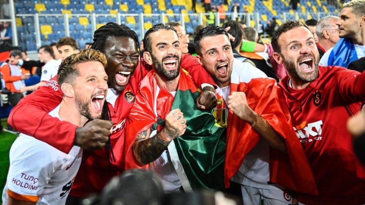 Juan Mata celebra el título con sus compañeros