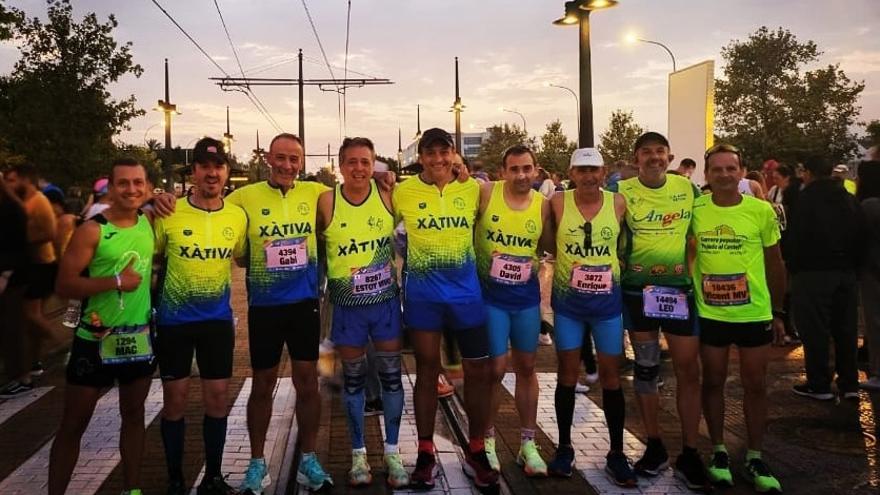 Integrantes del club Ajos de Xàtiva en la Media Maratón celebrada en València.