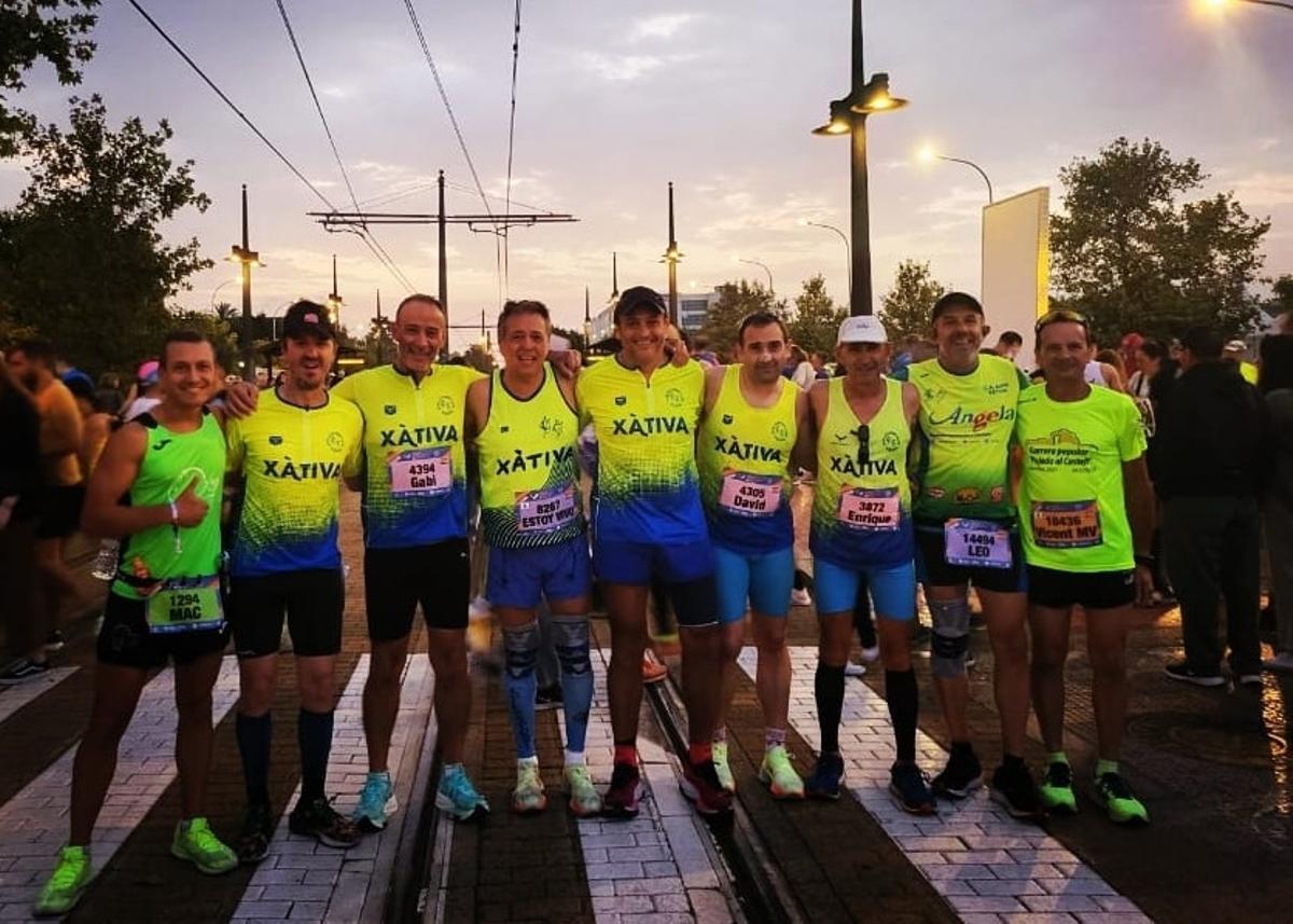 Integrantes del club Ajos de Xàtiva en la Media Maratón celebrada en València.