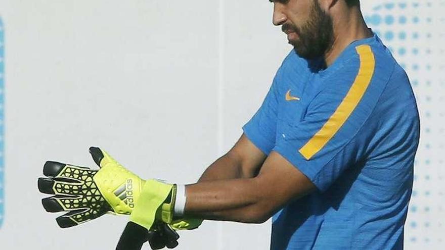 Claudio Bravo podría volver a la titularidad ante el Sevilla. // A. Dalmau