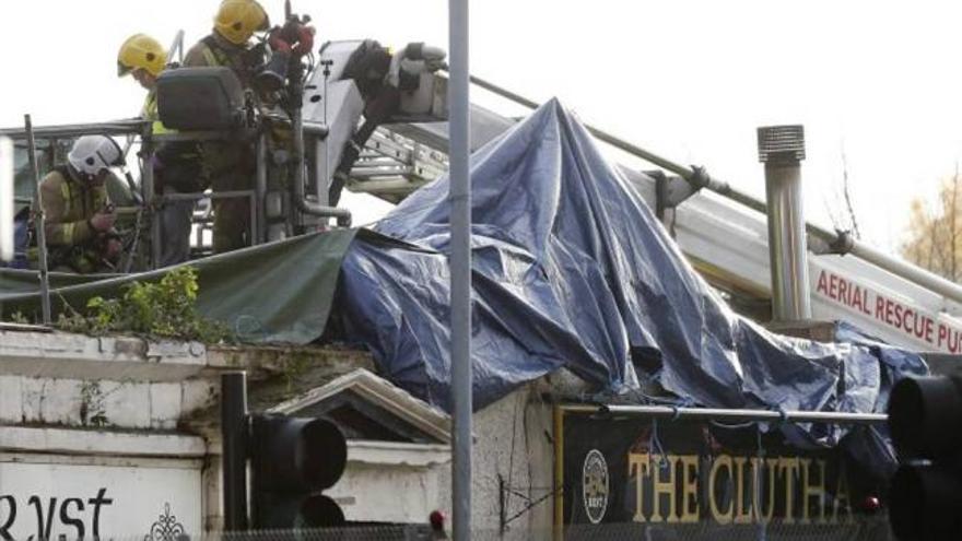 Ocho muertos y 14 heridos graves al caer un helicóptero sobre un pub escocés