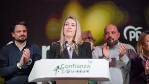 La candidata del PP a la Presidencia de la Junta de Extremadura, María Guardiola, comparece en el hotel de campaña tras el eescrutinio.