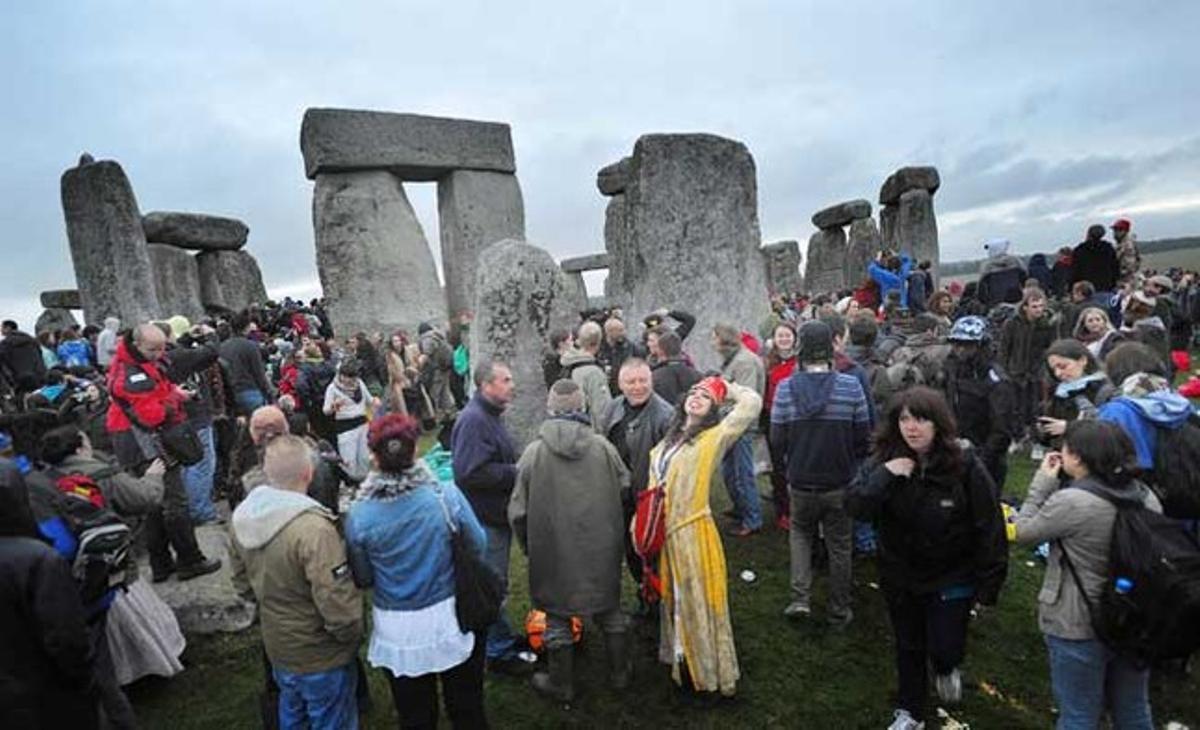 Dotzenes de persones envolten el conjunt megalític de Stonehenge (sud-oest d’Anglaterra) per assistir al solstici d’estiu, a Amesbury.