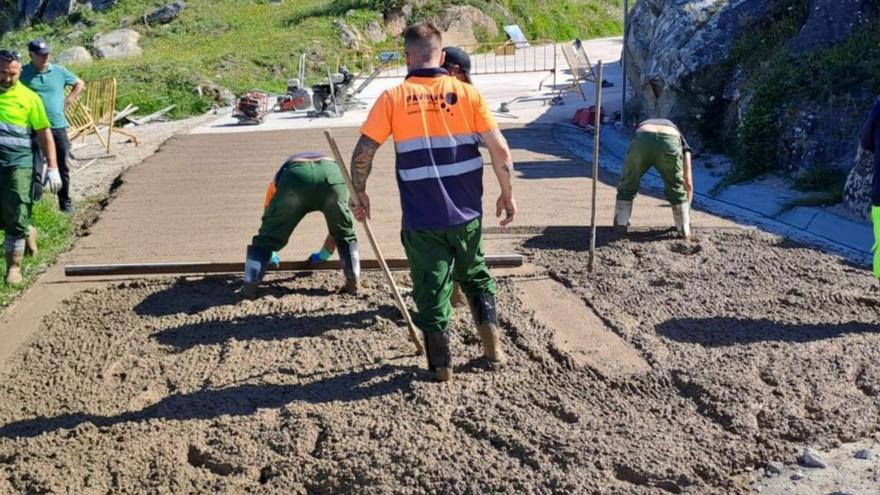 Trabajos de hormigonado, ayer, en Donón.   | // GONZALO NÚÑEZ