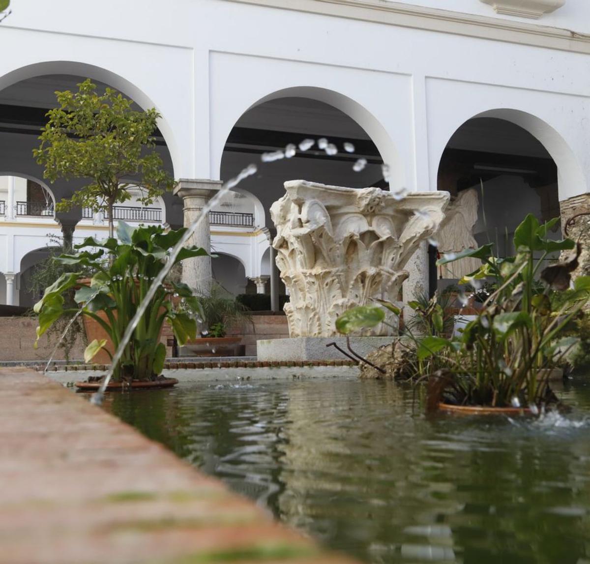 Capitel corintio de una columna del Templo Romano de Claudio Marcelo expuesto en el patio del museo. | A.J. GONZÁLEZ