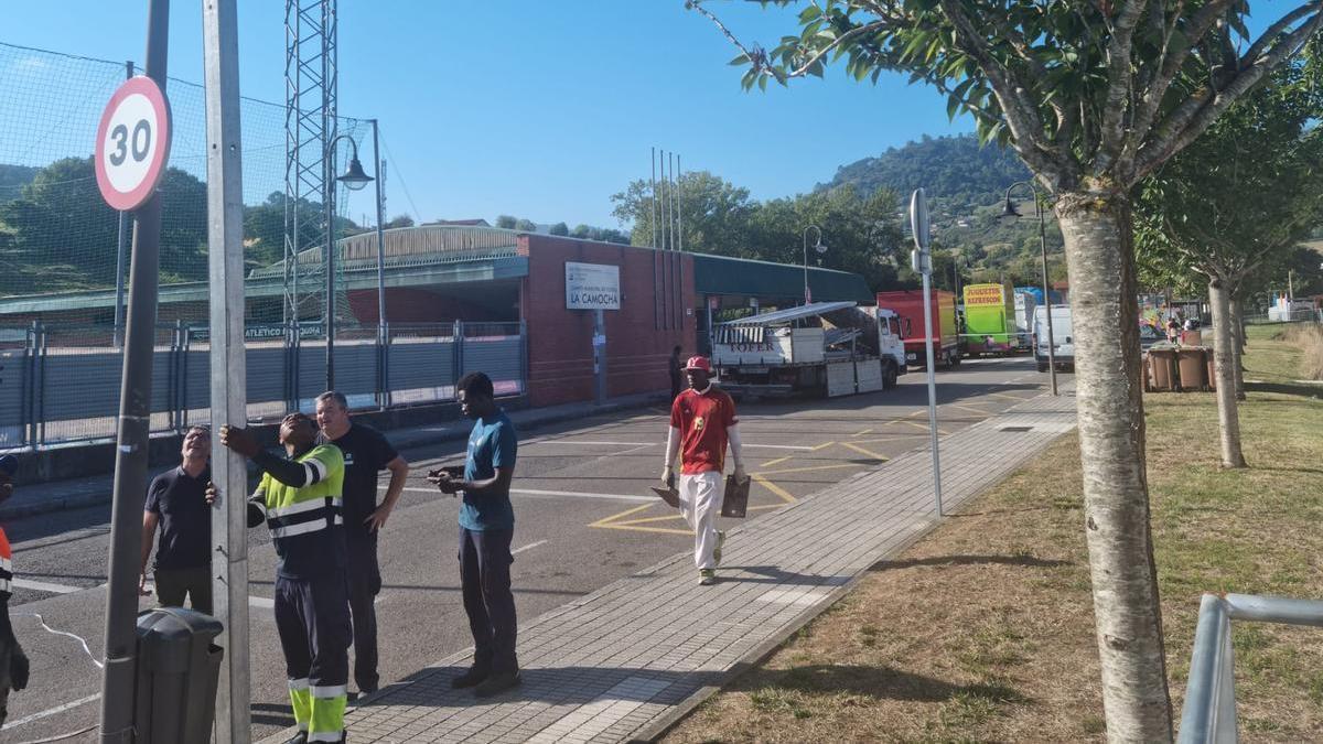 Montaje hoy de la nueva zona de las fiestas de La Camocha.