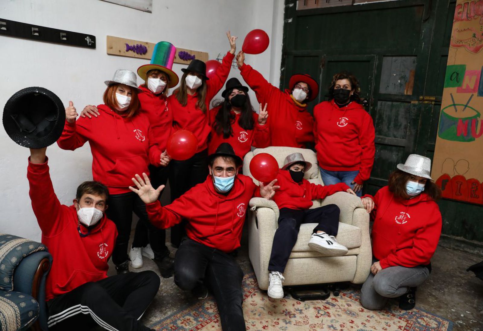 “Los gijonudos”. Un grupo de componentes de la peña, en el local que tienen en Contrueces. | Juan Plaza