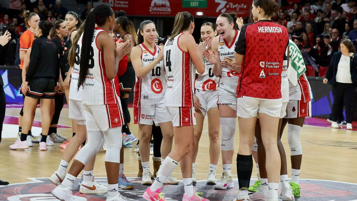 Las jugadoras del Casademont celebran el pase en el Felipe al final del duelo ante el Mersin