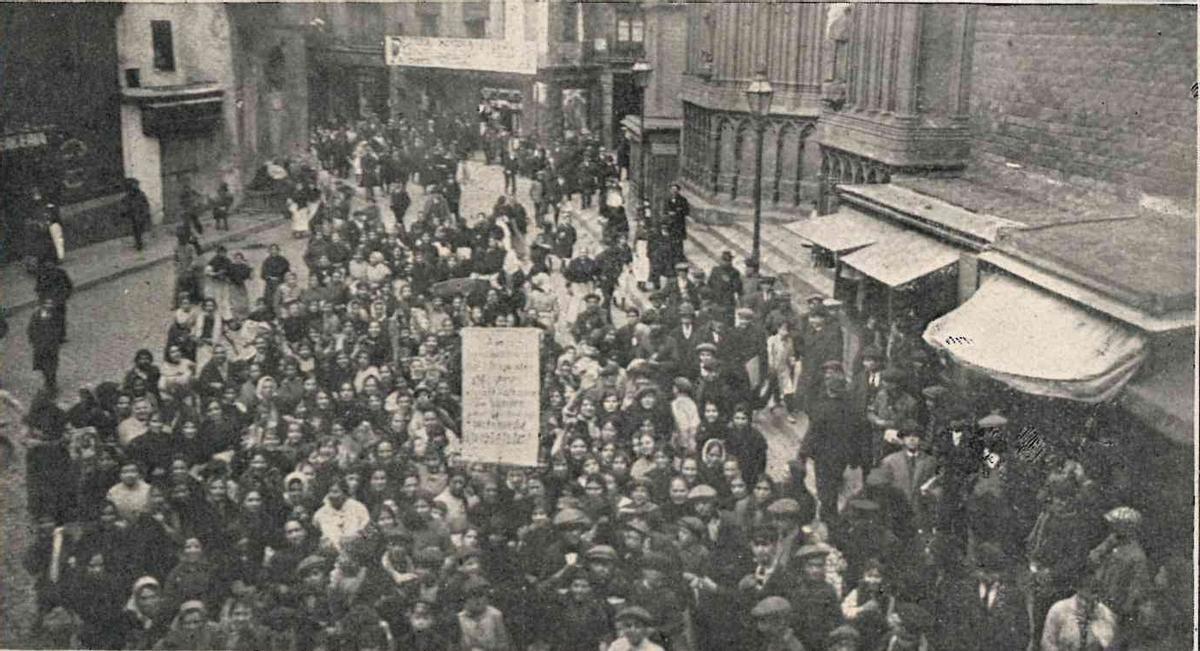 Imagen de una de las protestas de las mujeres en la Barcelona de 1918.