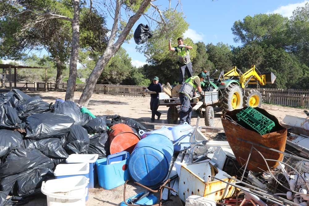 80 trabajadores limpian el Parque Natural