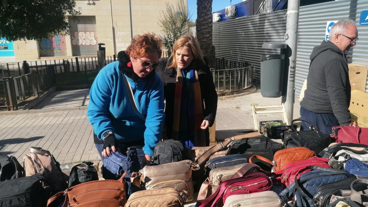 Pilar Bernabé en la visita al Mercado de Castilla
