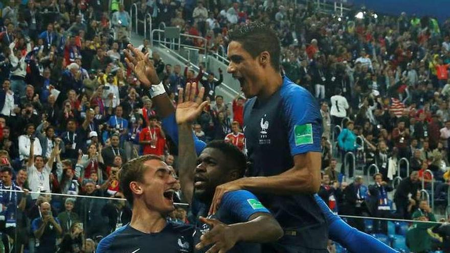 Griezmann y Varane festejan con Umtiti el gol ante Bélgica. // Lee Smith