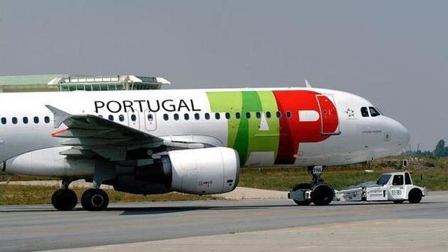 Un avión de la aerolínea TAP, en el aeropuerto de Sá Carneiro. // FdV