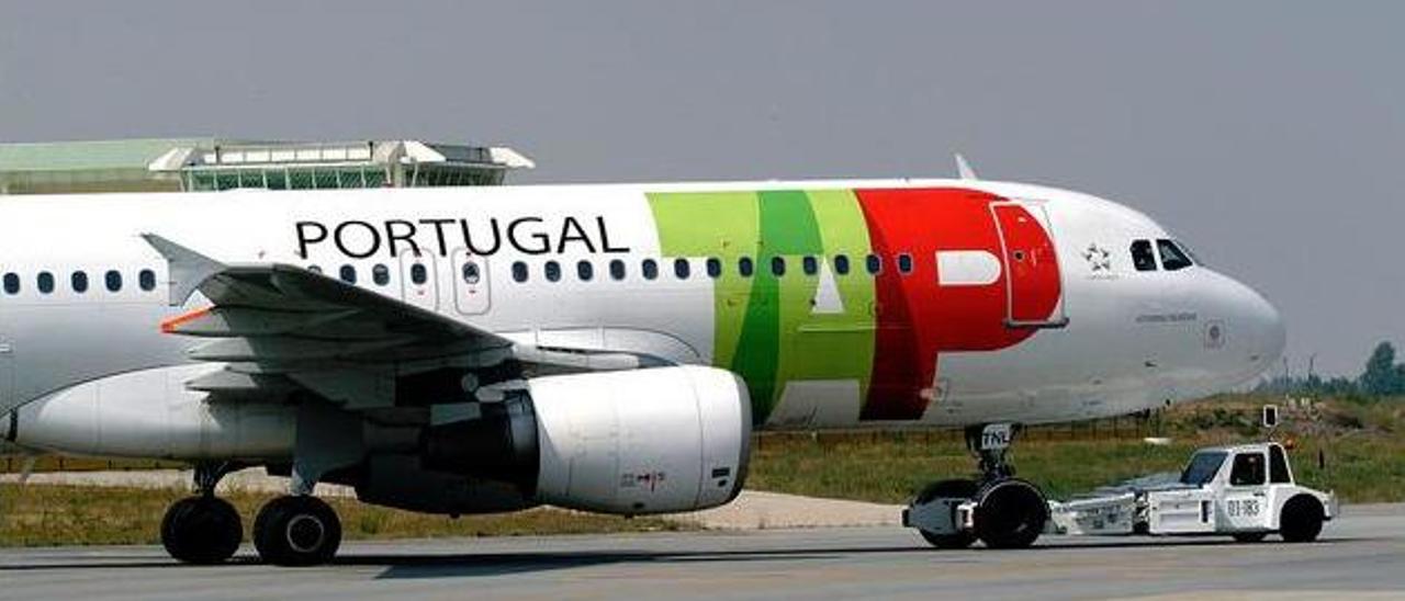 Un avión de la aerolínea TAP, en el aeropuerto de Sá Carneiro. // FdV