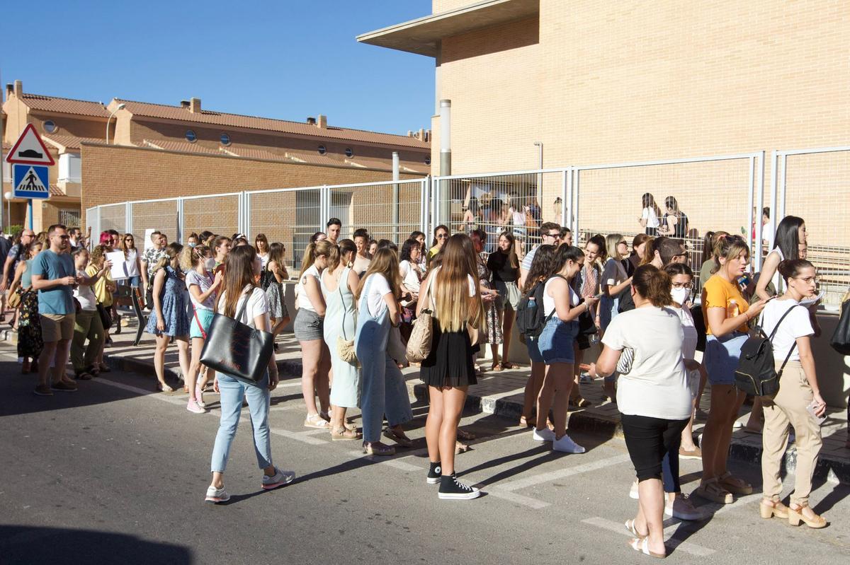 Cientos de aspirantes, a las puertas del IES San Juan Playa.