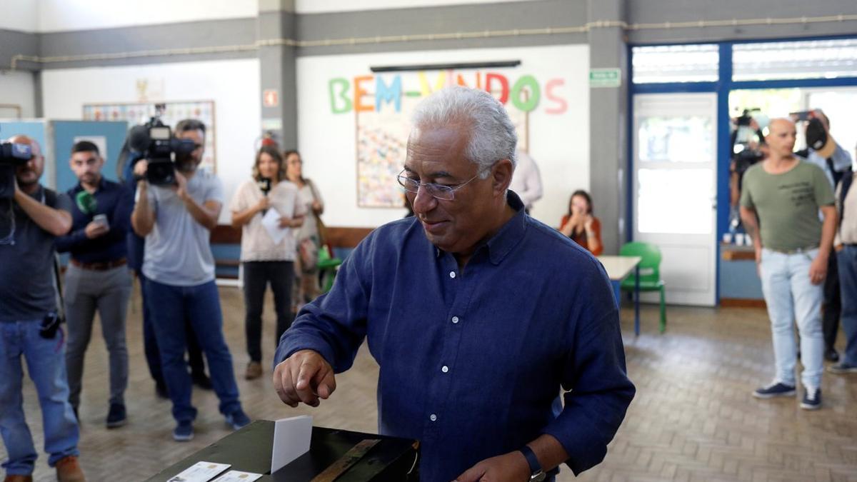El primer ministro portugués, Antonio Costa, votando este domingo en un colegio lisboeta.