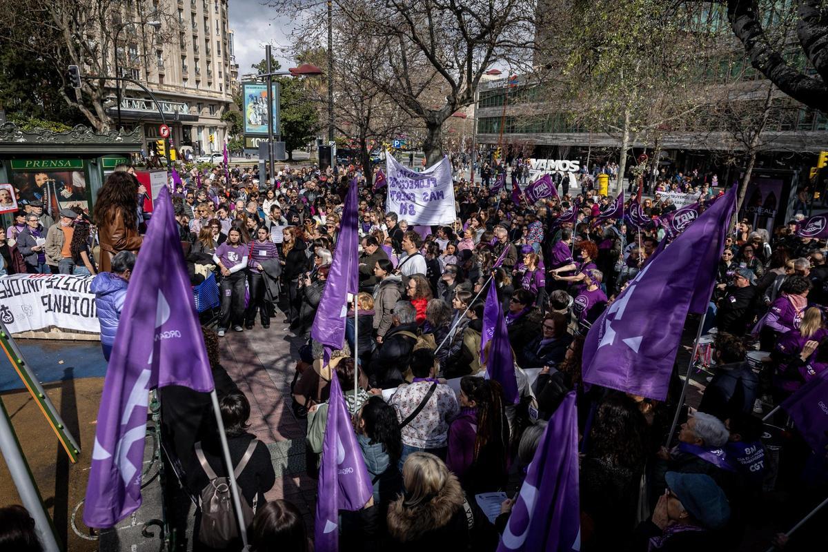 En imágenes | La marea feminista viste de morado el centro de Zaragoza por el 8M