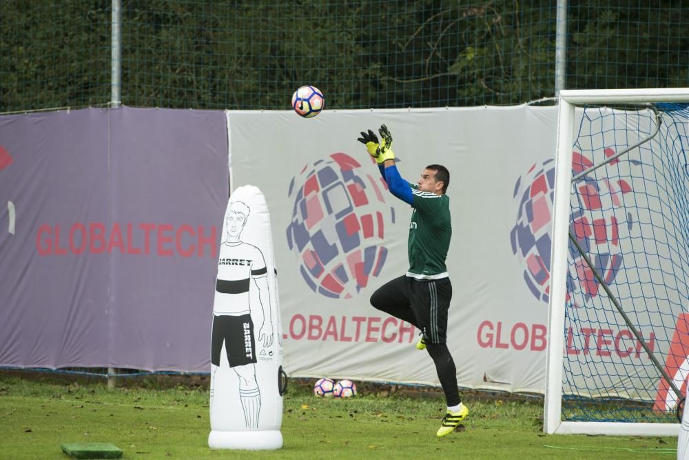 Entrenamiento del Real Oviedo con la visita del boxeador Aitor Nieto