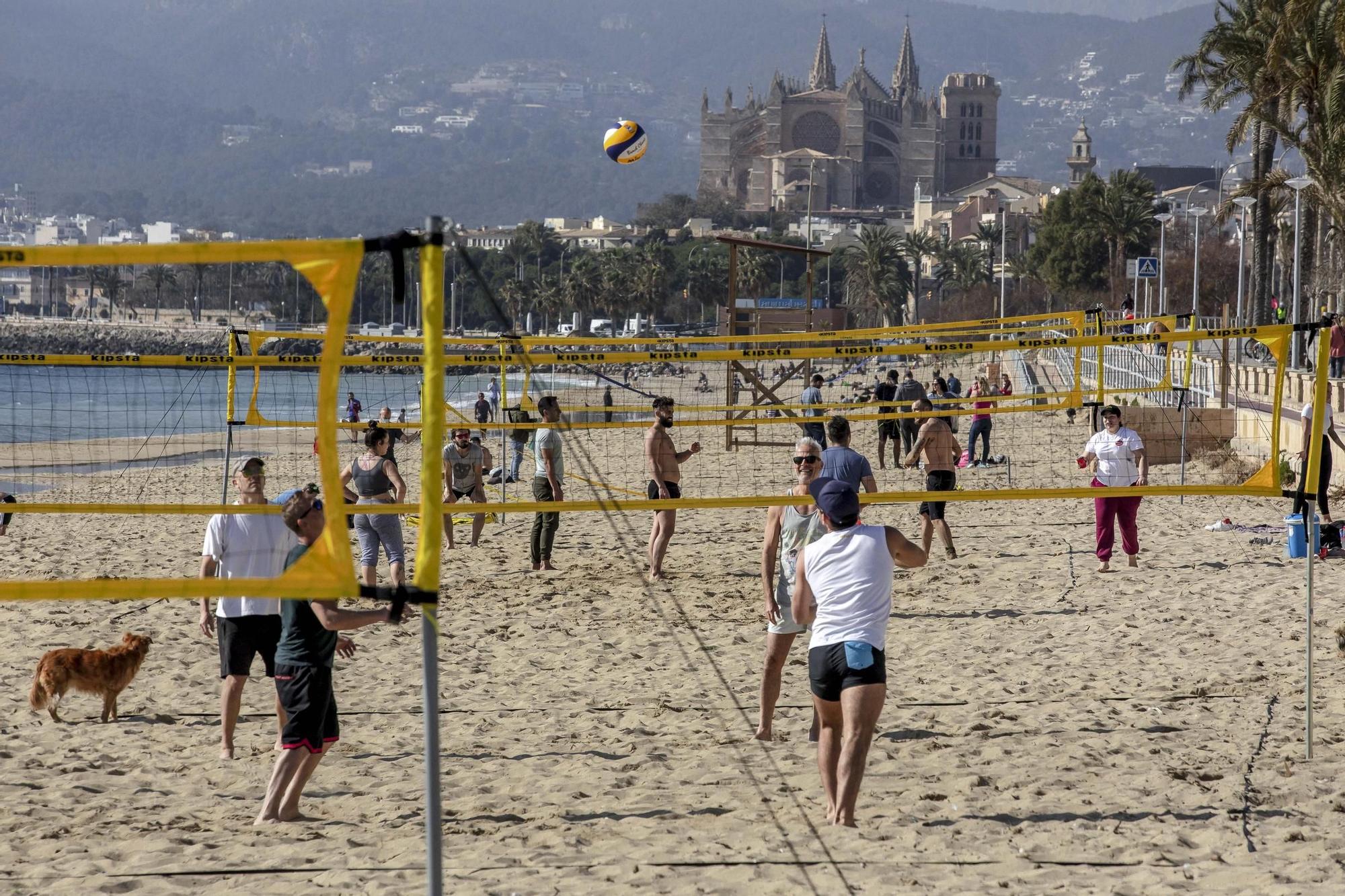 Los palmesanos aprovechan el buen tiempo para disfrutar de la playa