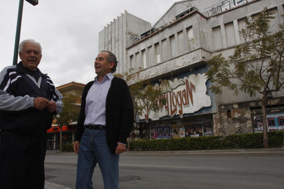 Dirigentes vecinales de Pedregalejo, delante del antiguo Cine Lope de Vega en 2010.