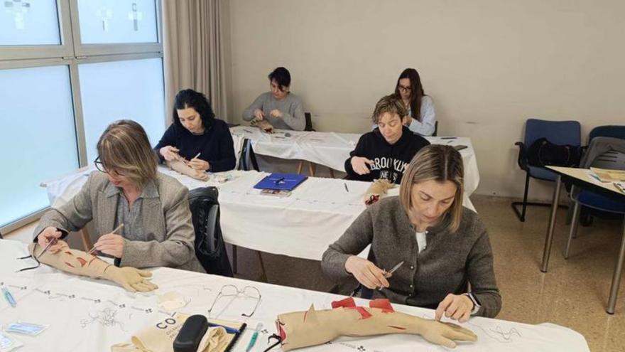 Participantes en el curso de sutura de heridas en urgencias. | C. SALUD