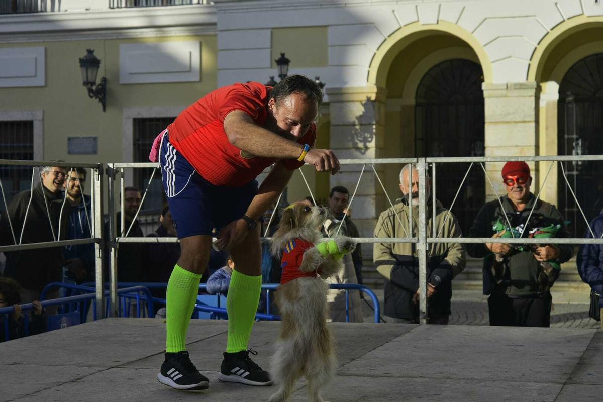 Moisés y su perrita Yara en el concurso de carnaval de mascotas en San Juan