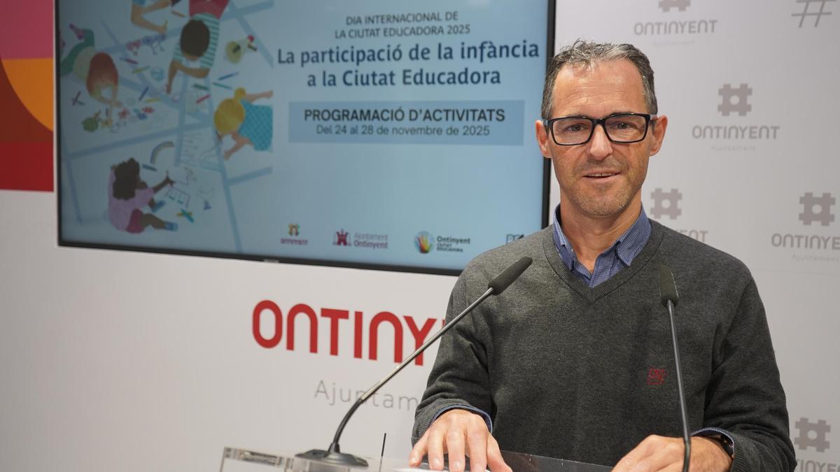 El concejal de Educación en la presentación del Día de la Ciudad Educadora en Ontinyent.