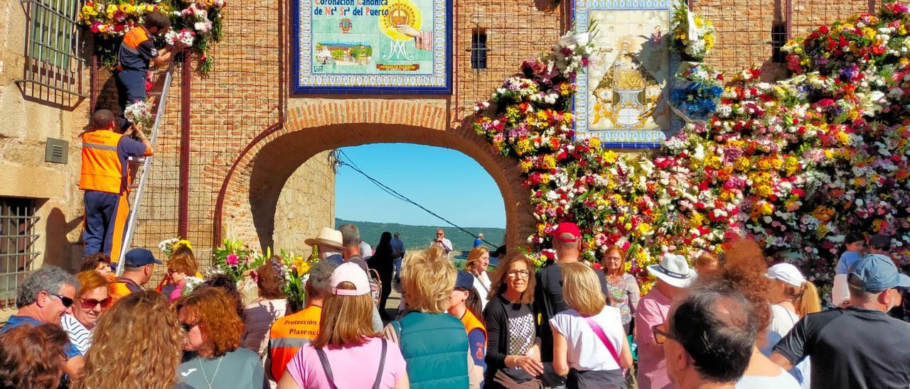 Flores para engalanar a la Virgen del Puerto de Plasencia.