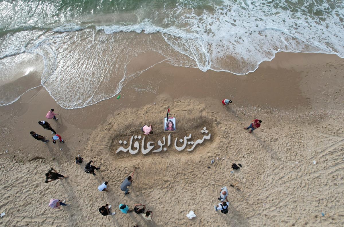 Ciudad de Gaza, 11 de mayo de 2022.- Escultura de arena en honor a la periodista Shireen Abu Akleh.