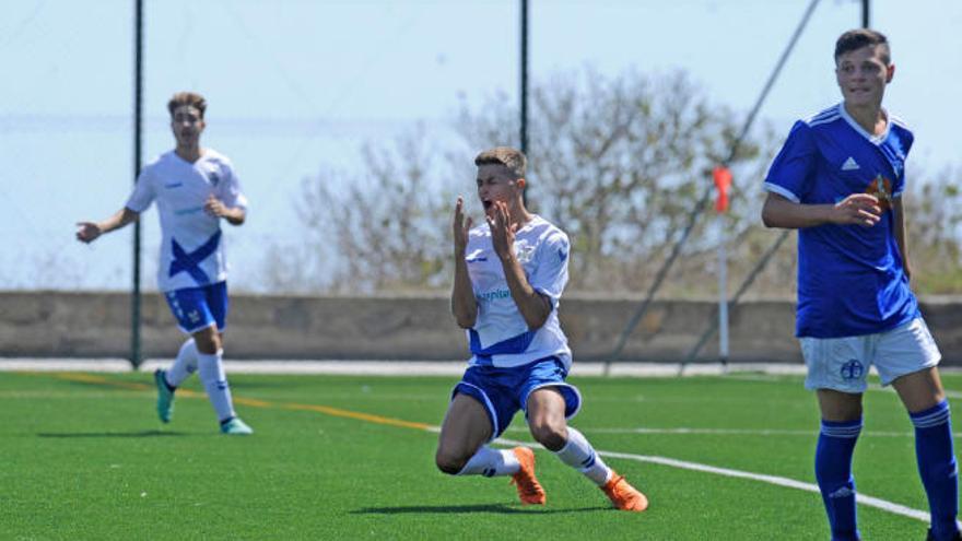 El delantero del Tenerife Jorge se desespera ante la ocasión fallada; luego lograría el 1-0 para su equipo.