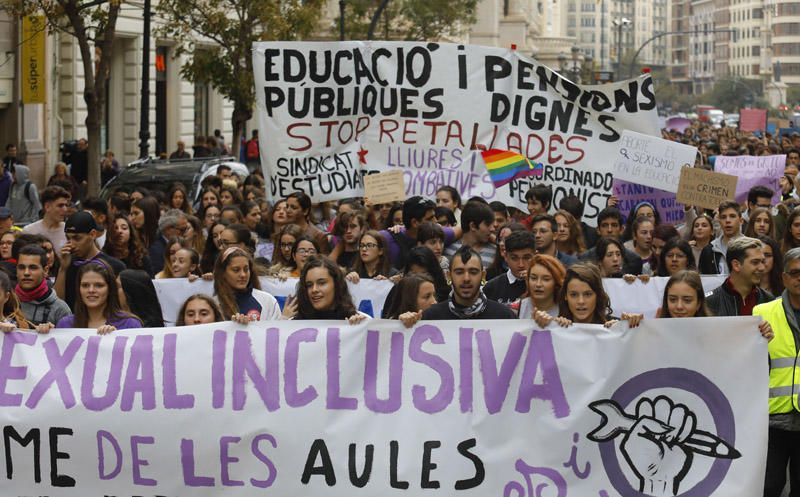 Estudiantes protestan en València contra el machismo en las aulas