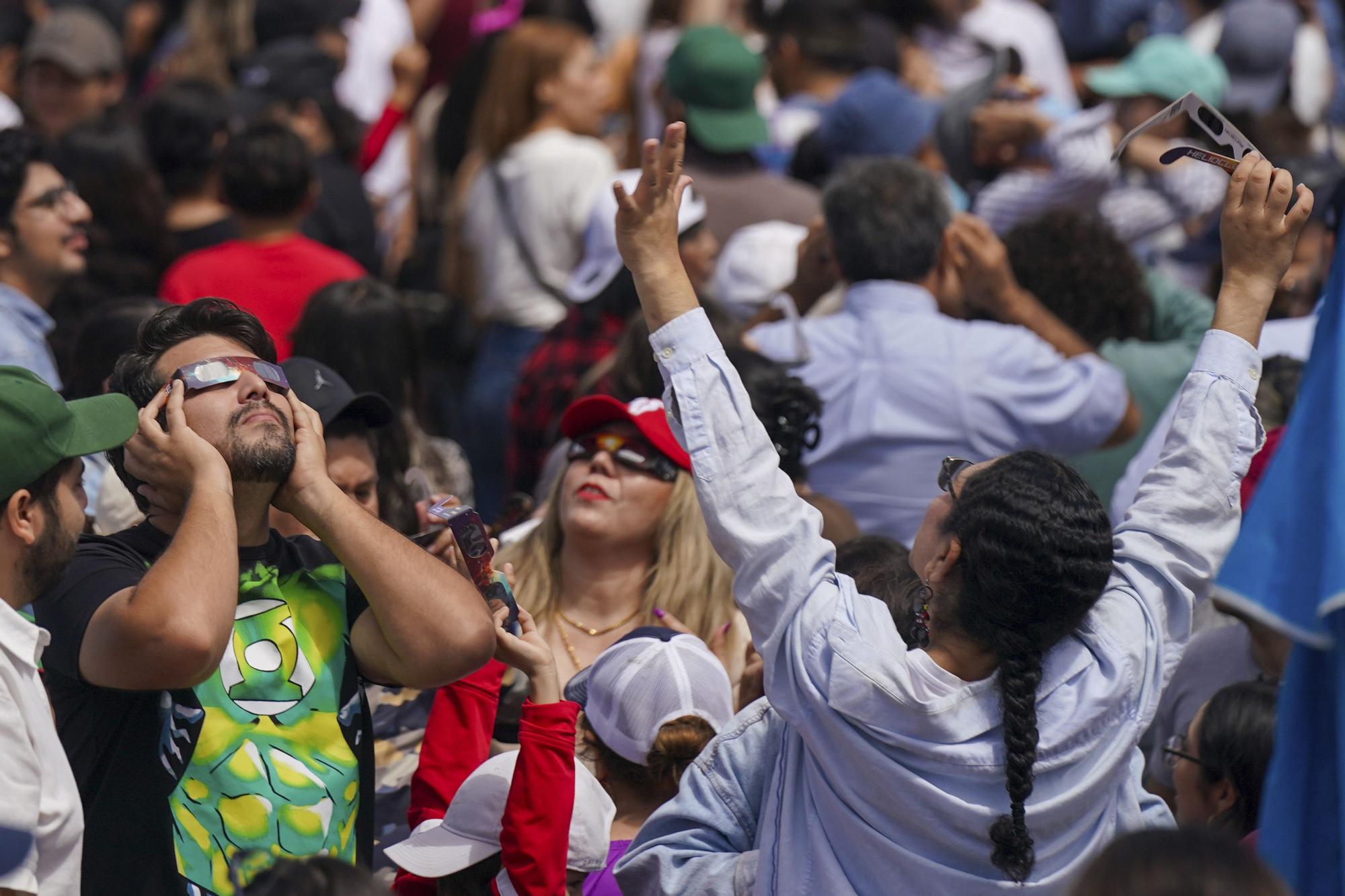 People watch a total solar eclipse in Mazatlan, Mexico, Monday, April 8, 2024. (AP Photo/Fernando Llano) / EDITORIAL USE ONLY/ONLY ITALY AND SPAIN