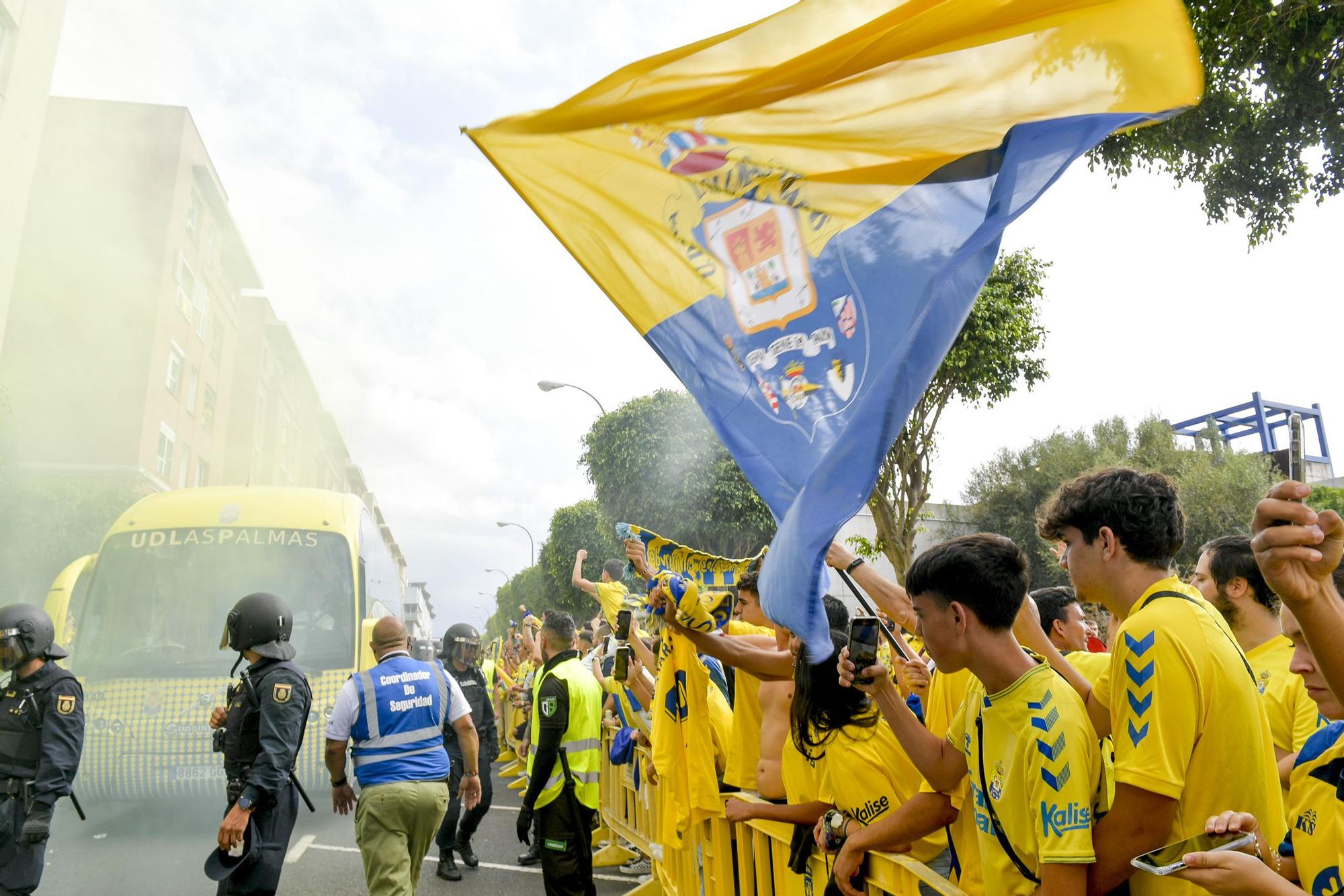 La afición recibe a la guagua de la UD Las Palmas en Fondos de Segura