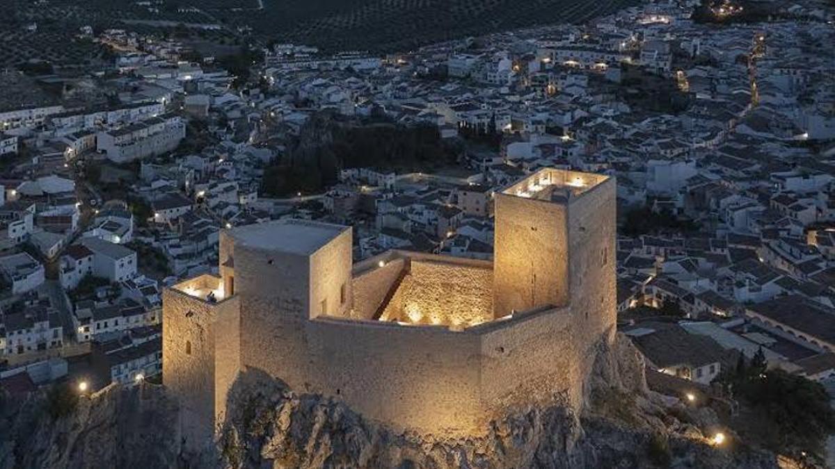 Castillo de Luque, con el pueblo de fondo.