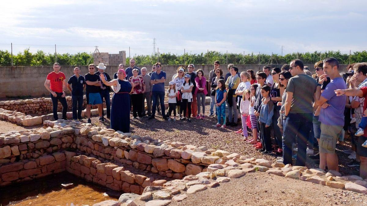 Imagen de archivo de una visita teatralizada en el yacimiento romano del Benicató en Nules.