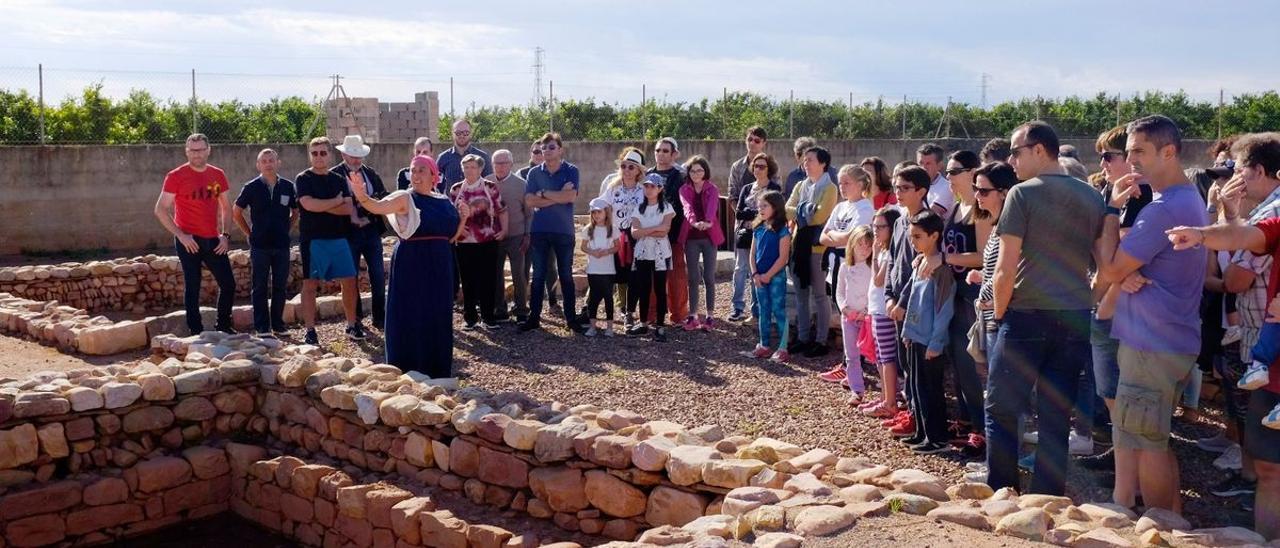 Imagen de archivo de una visita teatralizada en el yacimiento romano del Benicató en Nules.