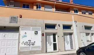 Vecinos de un edificio en Rodeira denuncian la okupación de seis viviendas y piden una solución