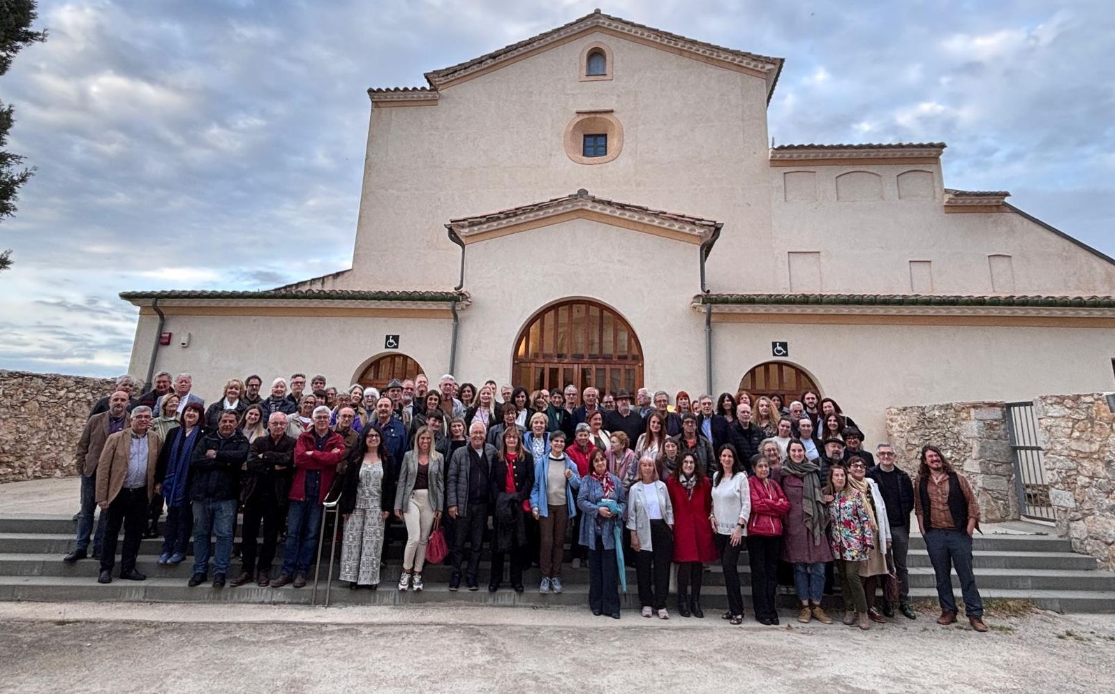 Fotografia de família de la Revetlla d'aquest 2025, que dona el tret de sortida a la festa de Sant Jordi.