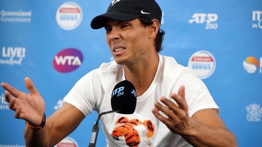 Nadal atiende a la prensa tras debutar con victoria en el Abierto de Australia.