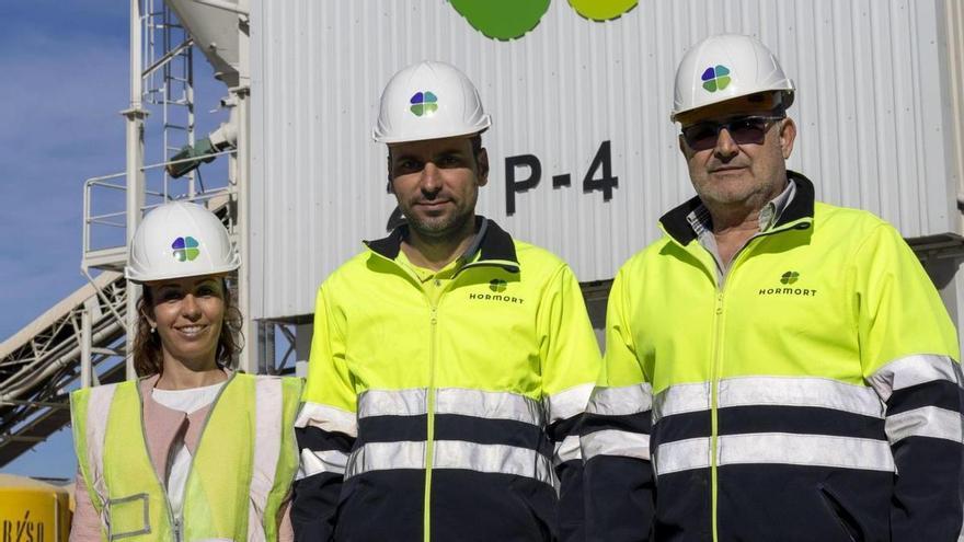 Cecilia Fernández, Rafael Ramis y Antoni Florit, en la planta de Marratxí