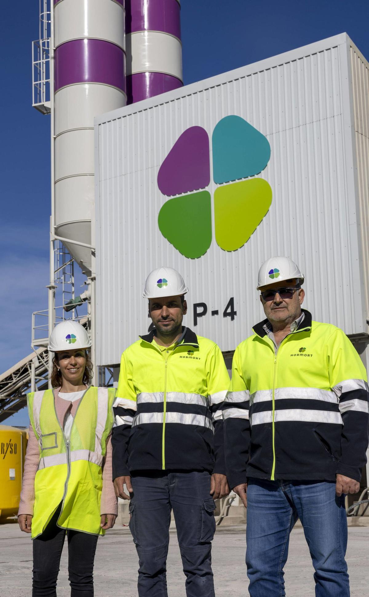 Cecilia Fernández, Rafael Ramis y Antoni Florit, en la planta de Marratxí.