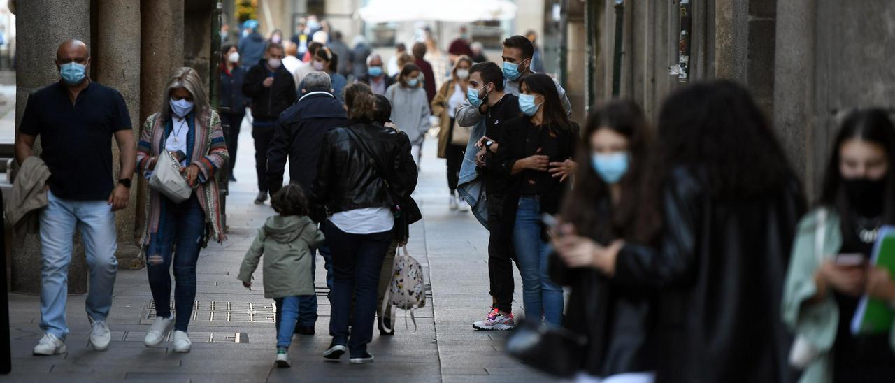 Gente caminando por el centro de Pontevedra.