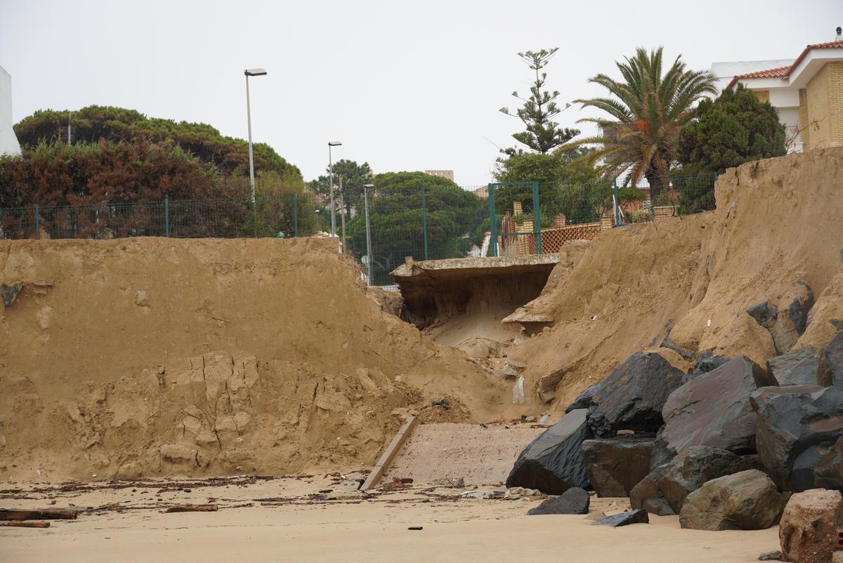 Estado de la zona del colector en El Portil y de la playa.