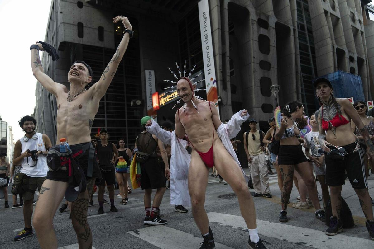 Manifestantes bailan en Buenos Aires, Argentina, el sábado 1 de febrero de 2025, durante una protesta contra el discurso del presidente Javier Milei en el Foro Económico Mundial en Davos, durante el cual criticó el progresismo enfermizo, el bienestar social, el feminismo, la política de identidad y la lucha contra el cambio climático.
